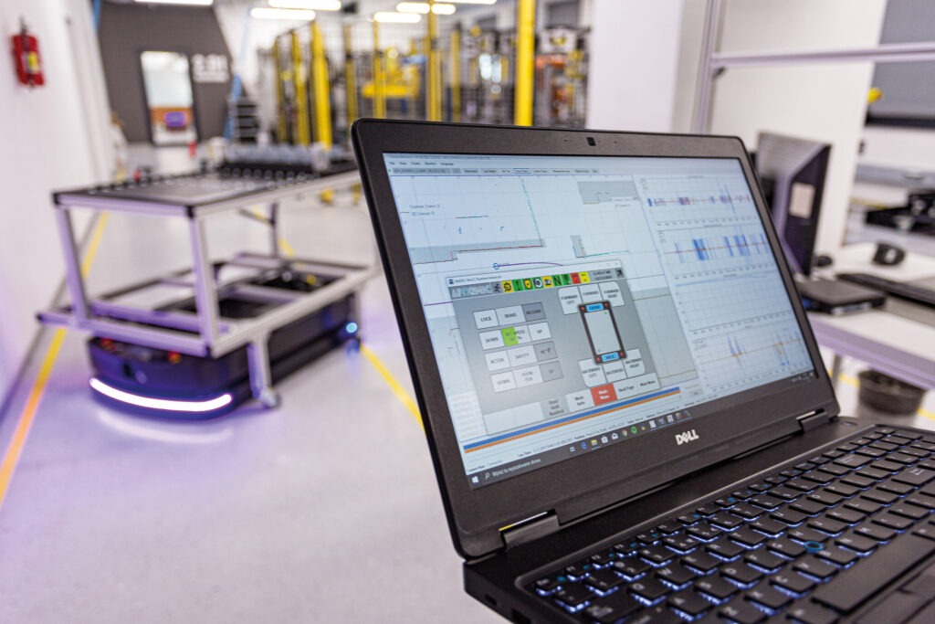 Qursor - autonomous intralogistics plarform that manages the AMR F series